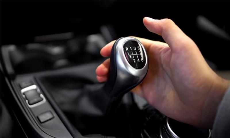 Sơ đồ cấu tạo cơ bản của bộ ly hợp trên xe ô tô, minh họa các thành phần chính